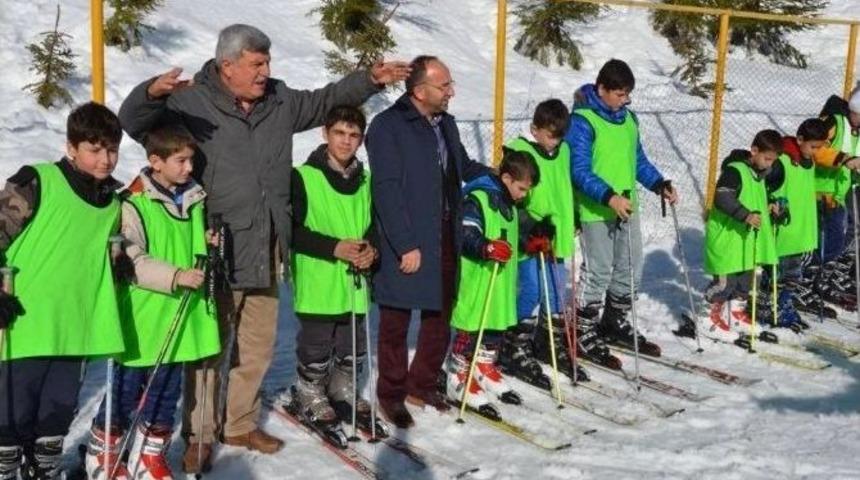 Karaosmanoğlu Ve &Uuml;z&uuml;lmez Kayak Eğitiminde