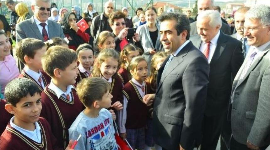 Kocaeli Valisi &Ouml;ğrencilerin Karne Sevincine Ortak Oldu