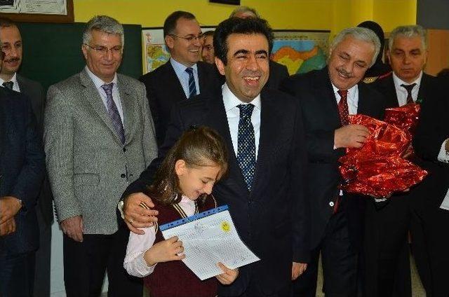 Kocaeli Valisi &Ouml;ğrencilerin Karne Sevincine Ortak Oldu 2