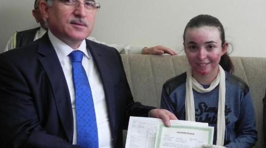 Elif, Karnesini Evinde Vali Tuna'dan Aldı