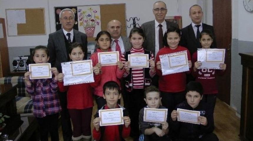 Başarılı Olan &Ouml;ğrenciler Takdir Belgelerini Aldılar