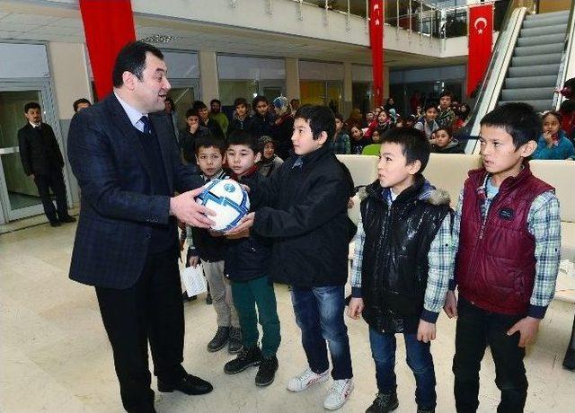Ankara Büyükşehir Belediyesi Mülteci Çocuklara Türkçe Öğretiyor