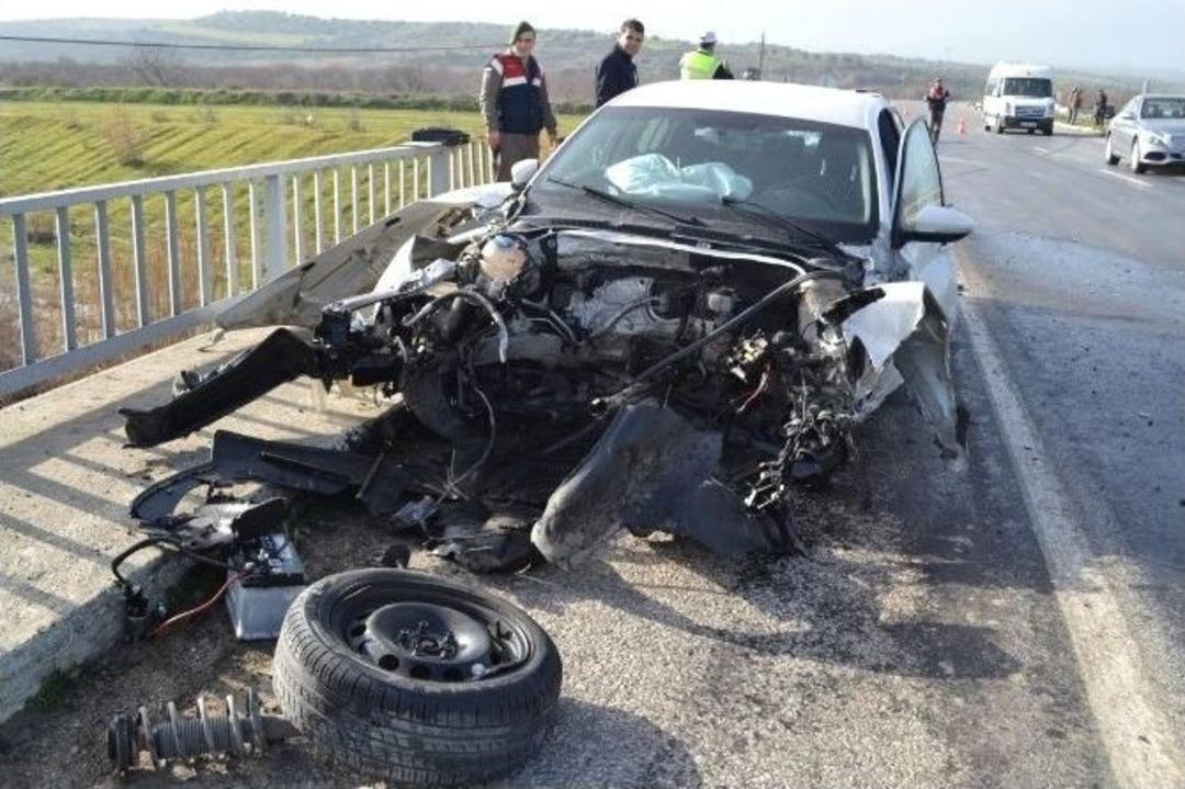 K&ouml;pr&uuml; Korkuluklarına &Ccedil;arpan Ara&ccedil; Hurdaya D&ouml;nd&uuml;