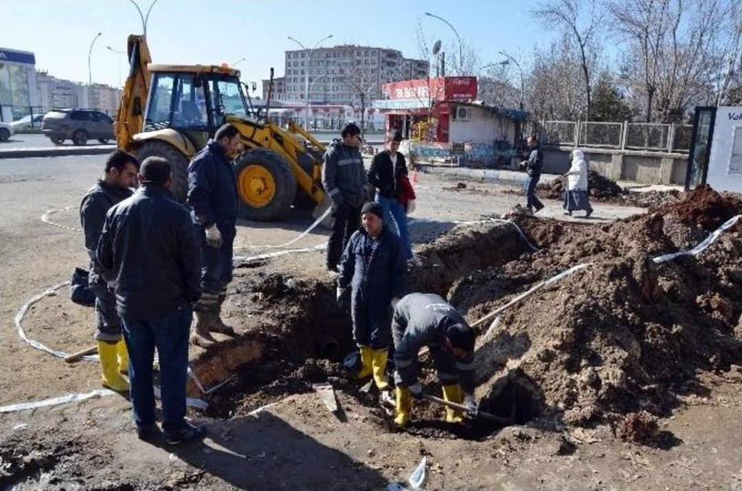 Belediye, Dedaş Girişinde A&ccedil;tığı Hendeği Kapattı