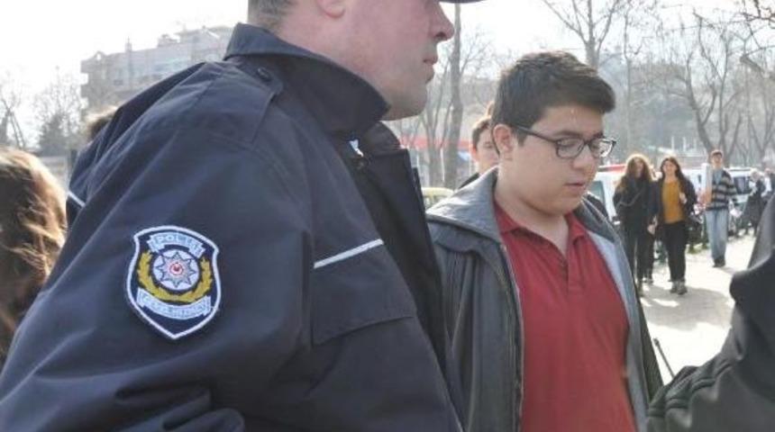 Liselinin Bıraktığı &Ccedil;anta, Bomba Paniğine Neden Oldu