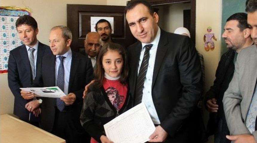 Suriyeli &Ouml;ğrencilerin Karne Sevinci