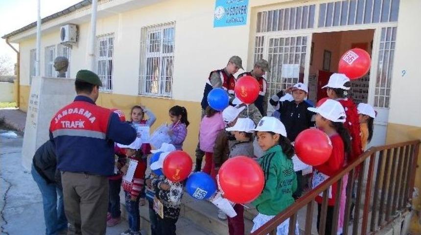 Jandarma, &Ouml;ğrencilere Karne Dağıttı