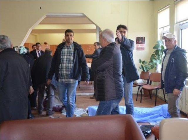 &Ouml;ğretmenler Odasında Kap Krizi Ge&ccedil;irip Hayatını Kaybetti 1