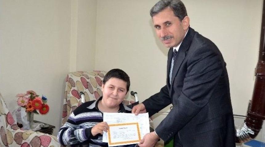 Takdir Belgesini Ve Karnesini Evinde Aldı