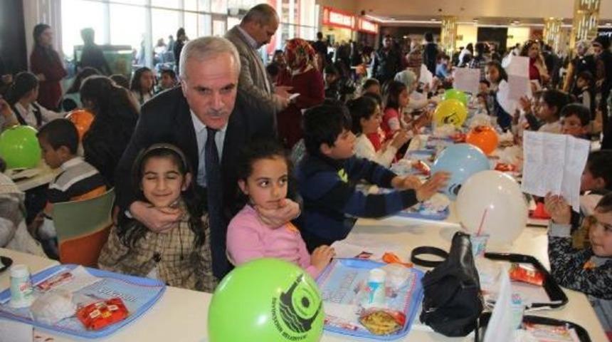Şanlıurfa&rsquo;Da 60 &Ccedil;ocuğa Karne Hediyesi Hamburger