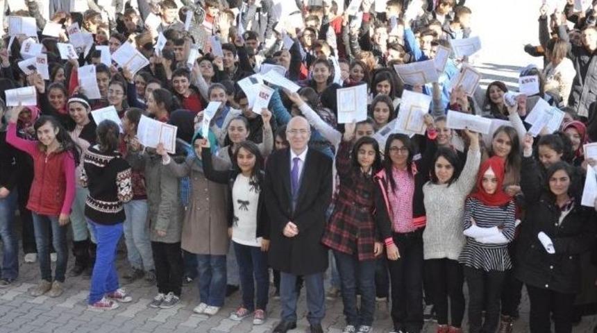 Uğur&rsquo;dan &Ouml;ğrencilere Karne Hediyesi