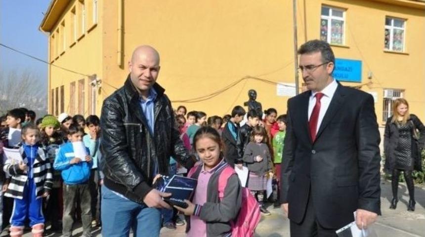 Roman Dernek Başkanı &Ouml;ğrencilere Tablet Hediye Etti