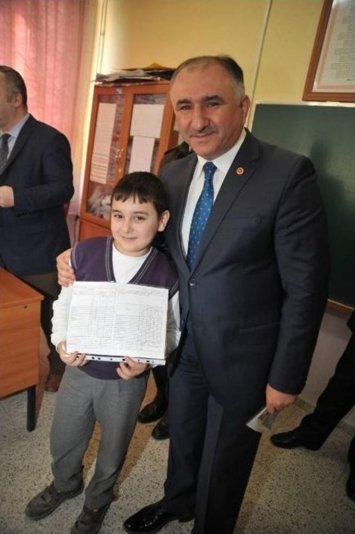 Orhangazi Belediye Başkanı &Ccedil;ağlayan Karne Dağıttı