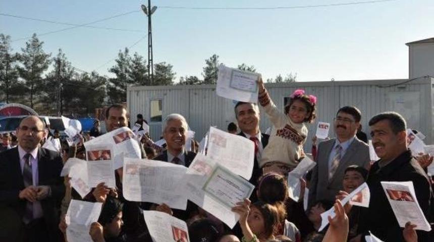 İslahiye &Ccedil;adır Kentte 2645 Suriyeli &Ouml;ğrenciye Karne