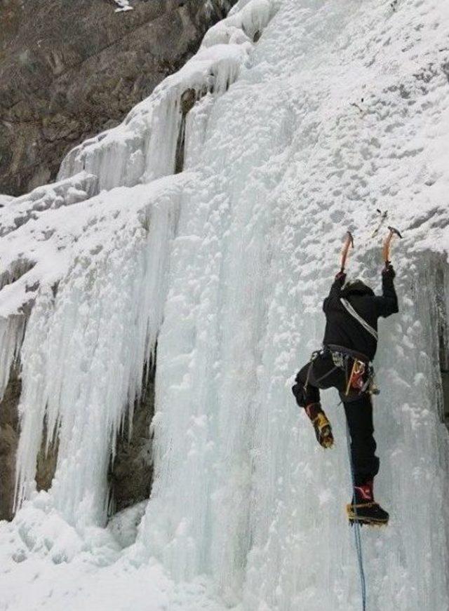 Dünyaca Ünlü Dağcılar Türkiye’nin En Uzun Donmuş Şelalesine Tırmandılar