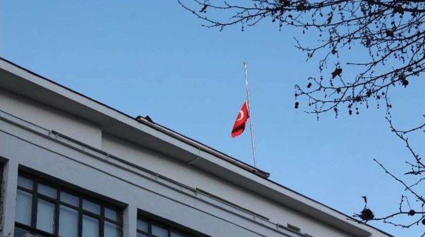 Başkent&rsquo;te Bayraklar Yarıya İndirildi