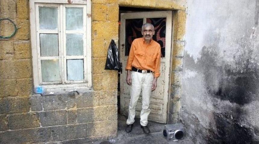 Yaşlı Adamın Tek G&ouml;z Odada Yaşam M&uuml;cadelesi