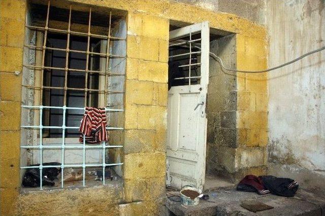 Yaşlı Adamın Tek Göz Odada Yaşam Mücadelesi 1