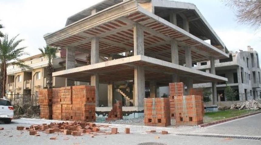 (&ouml;zel Haber) Marmaris&rsquo;te İnşaata Giren &Ouml;fkeli Kadın Tuğlaları Fırlattı