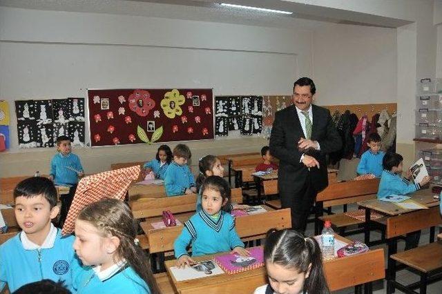 Minik &Ouml;ğrencilerin Karnelerini Başkan Ak Verdi 1