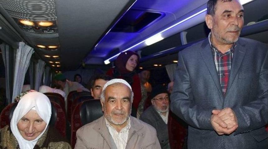 Umre Yolcuları, Dua Ve G&ouml;zyaşları İle Uğurlandı