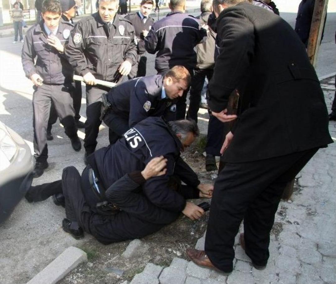 Gaziantep&rsquo;te İki Grup Arasında &Ccedil;ıkan Kavgada Polise Ateş A&ccedil;ıldığı İddia Edildi