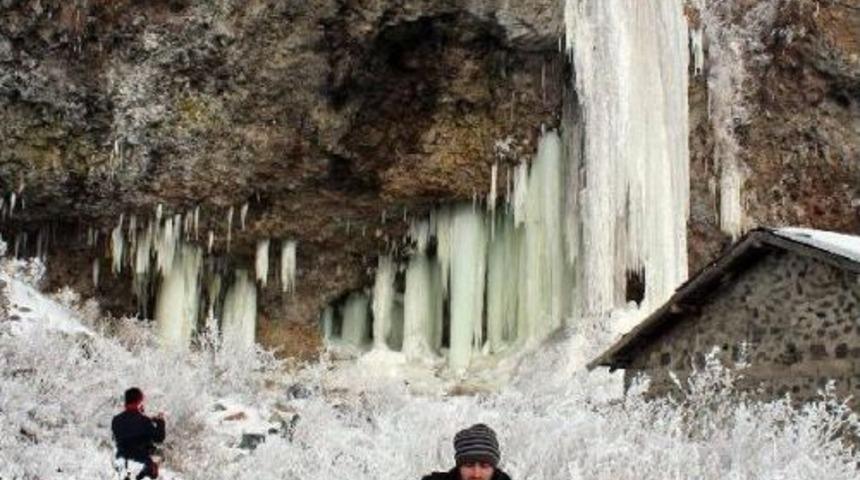 Ardahan Kalesinde Buzdan Dev Sarkıtlar Oluştu