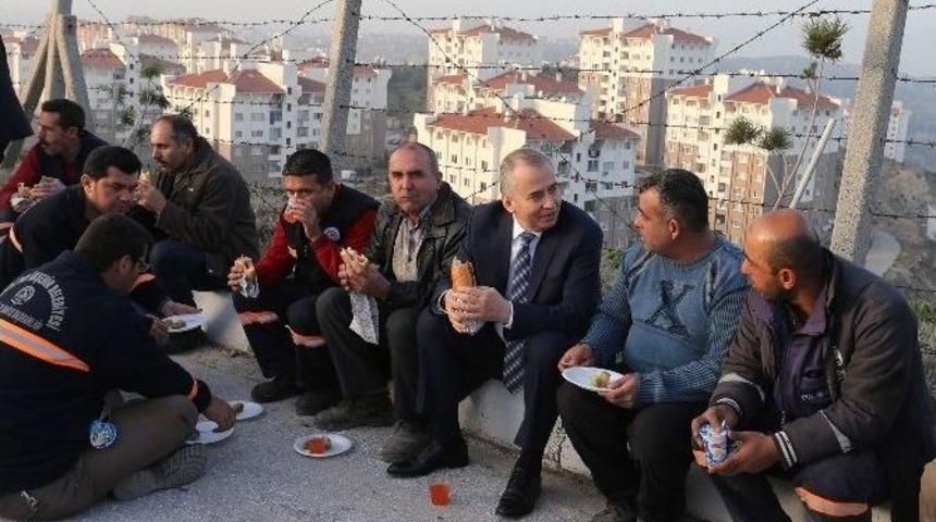 Başkan Zolan&rsquo;dan Karla M&uuml;cadele Ekiplerine Sucuk Ekmek İkramı