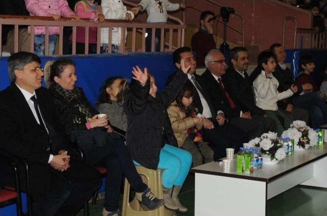 Başkan Bakıcı&rsquo;nın &Ouml;ğrencilere Karne Hediyesi &rsquo;b&uuml;y&uuml;k Afrika Sirki&rsquo; G&ouml;sterisi