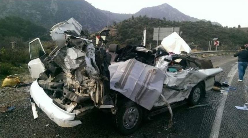 Minib&uuml;s, Karşı Y&ouml;nden Gelen Tır&rsquo;ın Dorsesine &Ccedil;arptı: 2 &Ouml;l&uuml;, 6 Yaralı