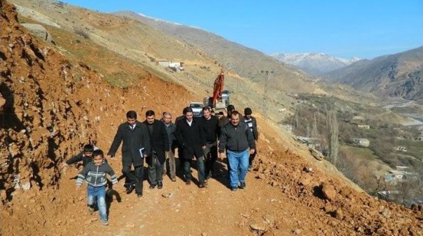 Kaymakam Aktürk, Yapımı Devam Eden Köy Yolunu İnceledi