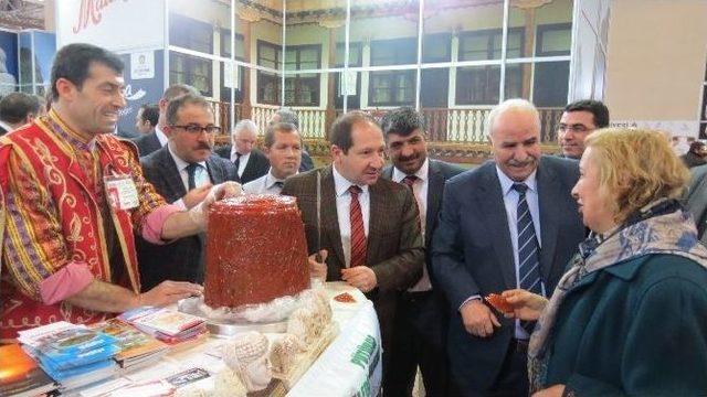 Milletvekili &Ouml;z&rsquo;den Emitt&rsquo;deki Malatya Standına Ziyaret 1