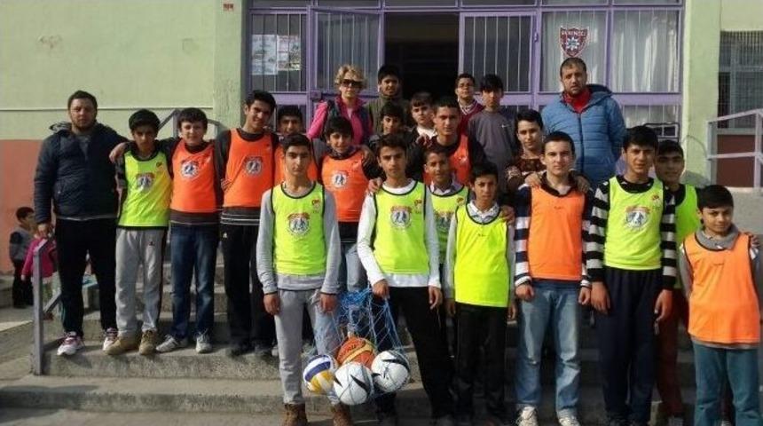 Yunusemre Belediyespor&rsquo;dan Okullara Malzeme Yardımı
