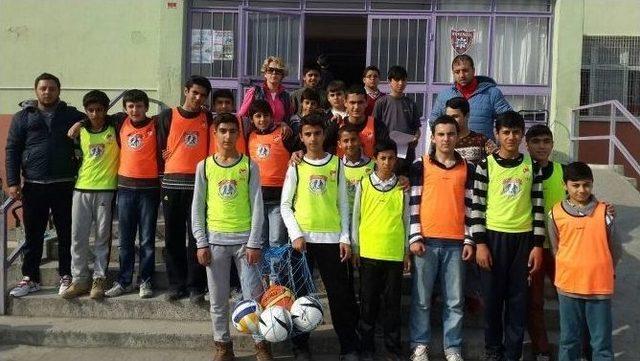 Yunusemre Belediyespor&rsquo;dan Okullara Malzeme Yardımı 2