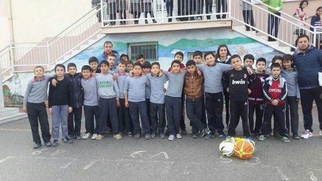 Yunusemre Belediyespor&rsquo;dan Okullara Malzeme Yardımı 3