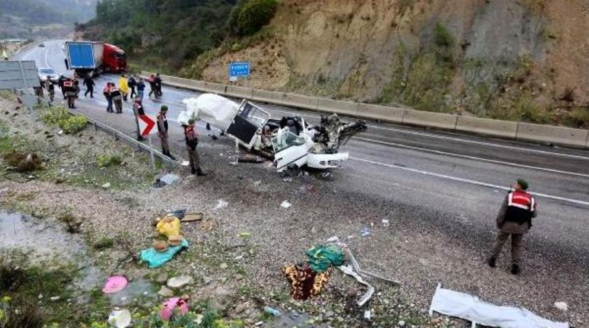 Tır'la Minibüs Çarpıştı: 2 Ölü, 7 Yaralı