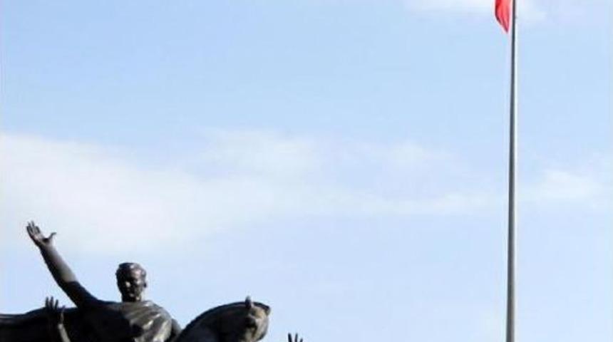 Antalya'da Türk Bayrağı Gönderde Kaldı