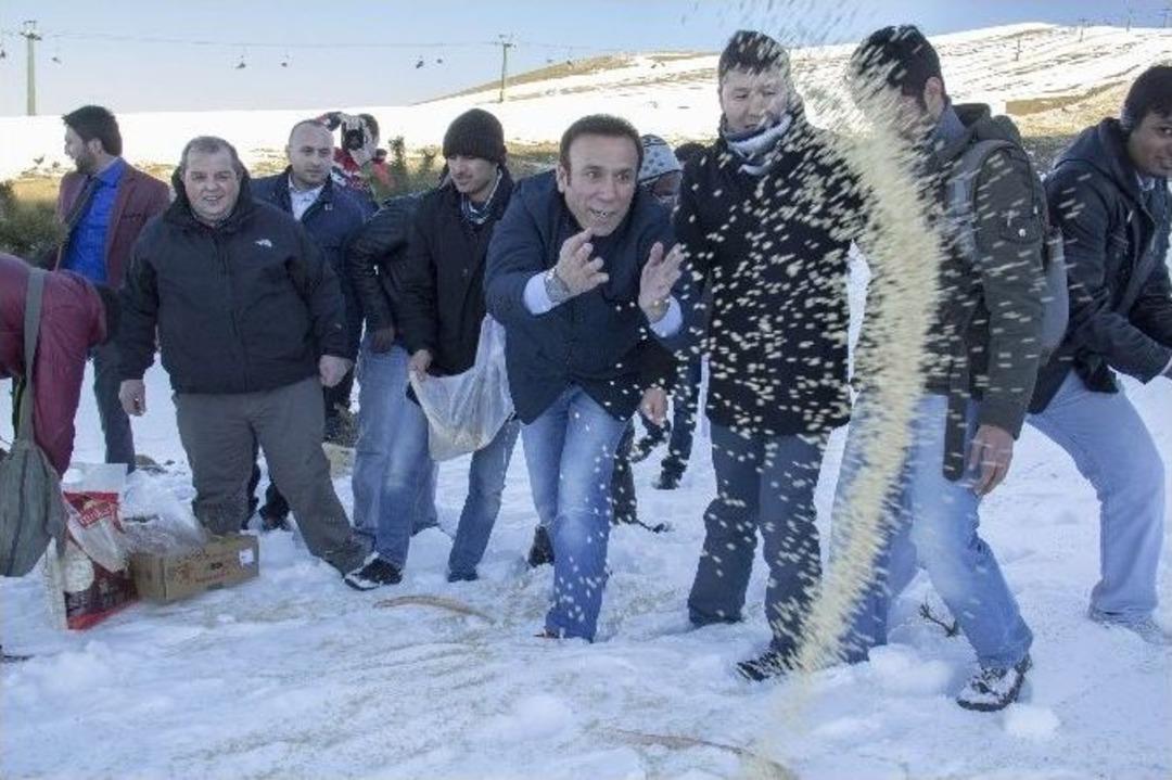 Başkan Gen&ccedil;, Akdağ&rsquo;da Kuşlara Yem Bıraktı