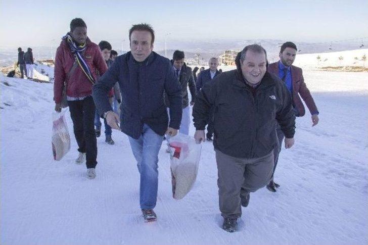 Başkan Genç, Akdağ’da Kuşlara Yem Bıraktı G1