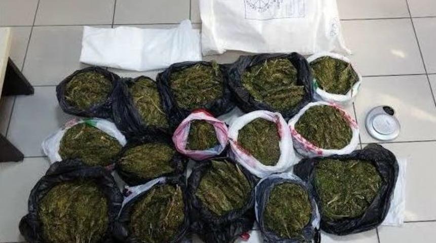 İzmir&rsquo;de 14 Kilo Esrar Ele Ge&ccedil;irildi