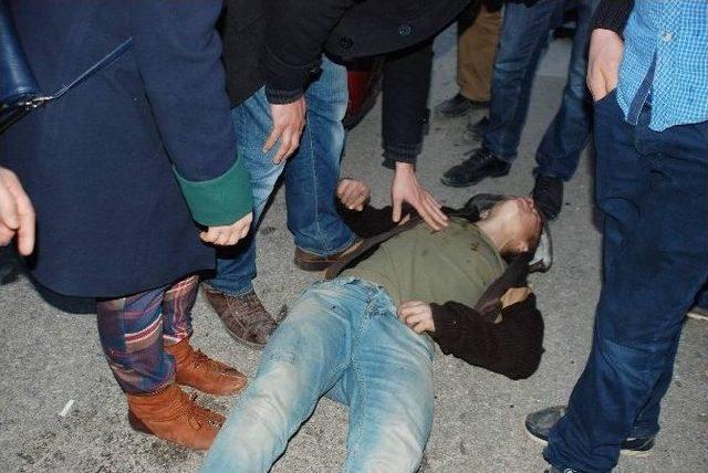 Sıkışan Yaralıya Vatandaşın Yanlış M&uuml;dahalesine Tepki 2