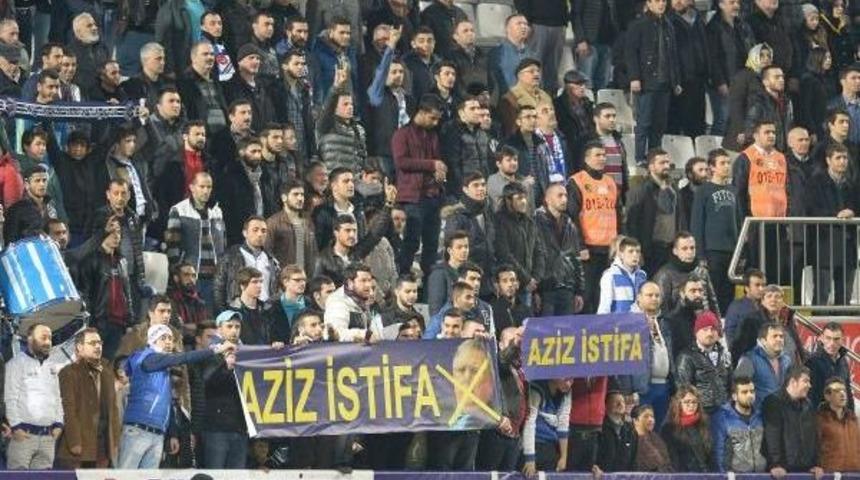 Kasımpaşa Trib&uuml;nlerinden Aziz Yıldırım'a Y&ouml;nelik "aziz İstifa" Pankartı A&ccedil;ıldı