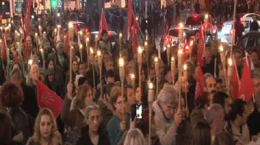 Kadık&ouml;y'de Meşaleli Uğur Mumcu'yu Anma Y&uuml;r&uuml;y&uuml;ş&uuml;