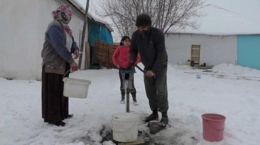 Muş'ta Karasu Buz Tuttu, Hayvanlar Susuz Kaldı