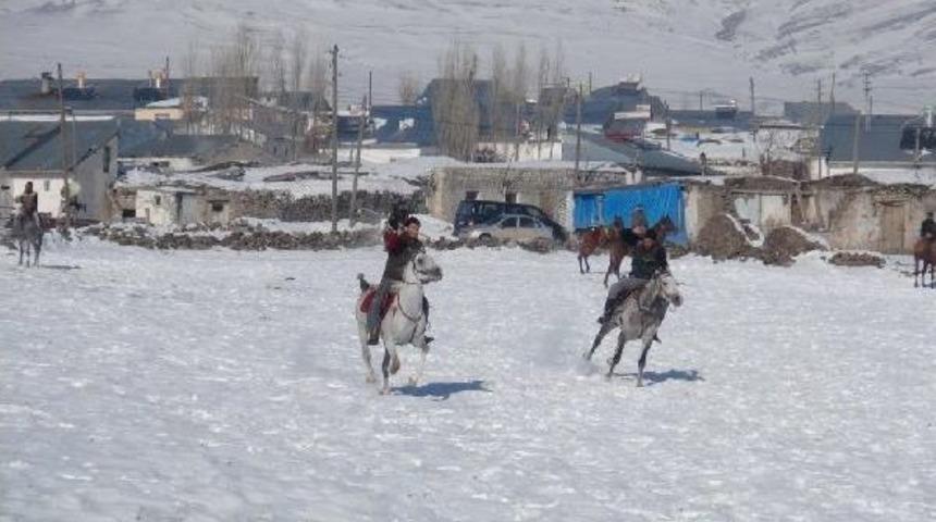 Karlı Zeminde D&uuml;şe Kalka Cirit M&uuml;sabakası