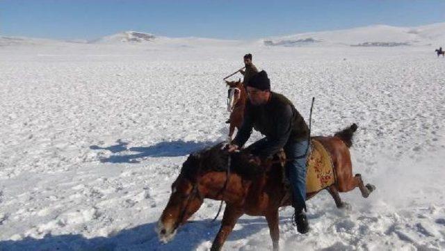 Karlı Zeminde Düşe Kalka Cirit Müsabakası