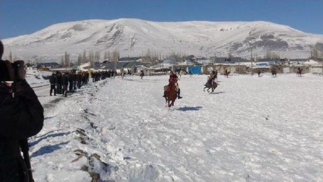 Karlı Zeminde Düşe Kalka Cirit Müsabakası