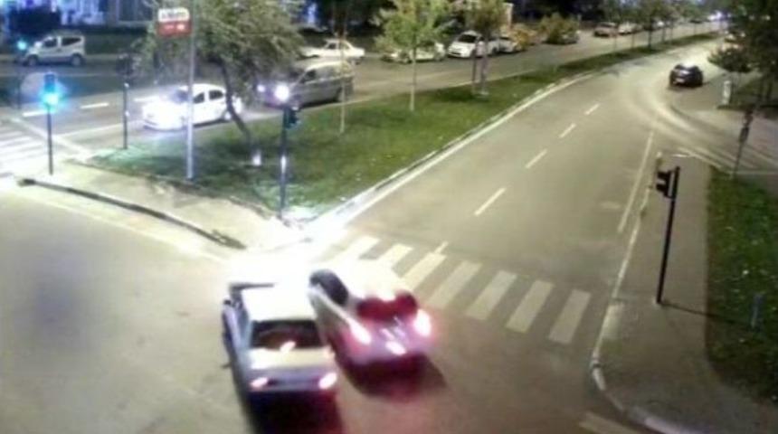 (&ouml;zel Haber) Kırmızı Işıkta Ge&ccedil;en Ara&ccedil;lar B&ouml;yle Kaza Yaptı