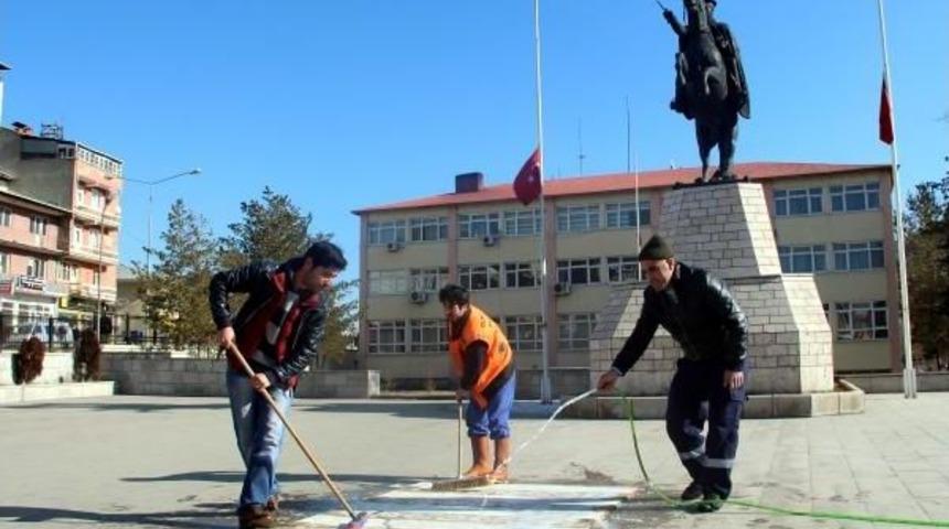 Meydanda Halı Yıkayarak Ceza Yazan Polisi Protesto Etti