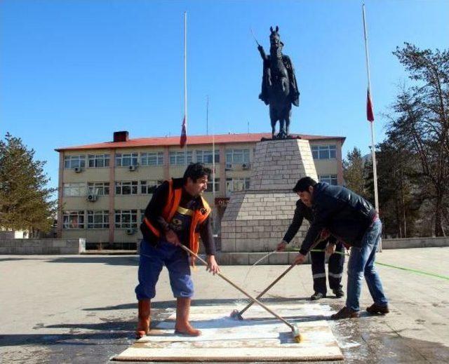 Meydanda Halı Yıkayarak Ceza Yazan Polisi Protesto Etti